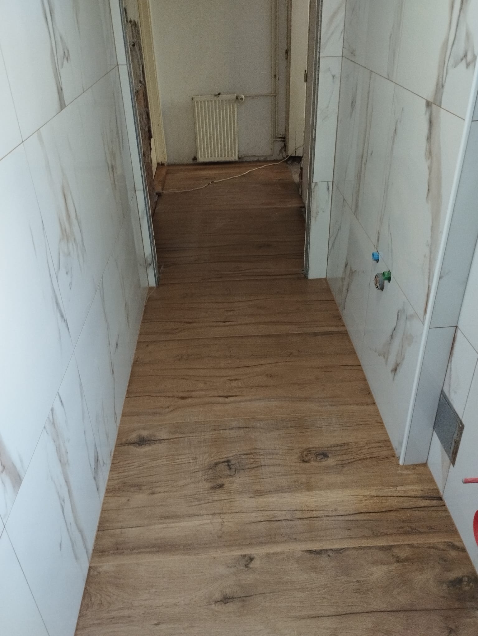 Hodnik - drvo i mramor